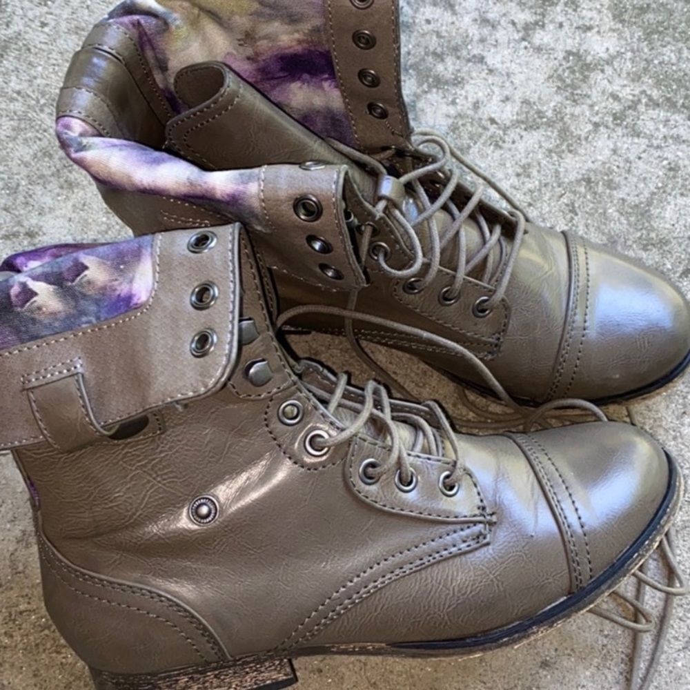GRAY BOOTS